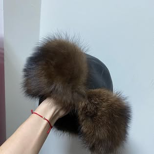 Donkere muts met bontdetails